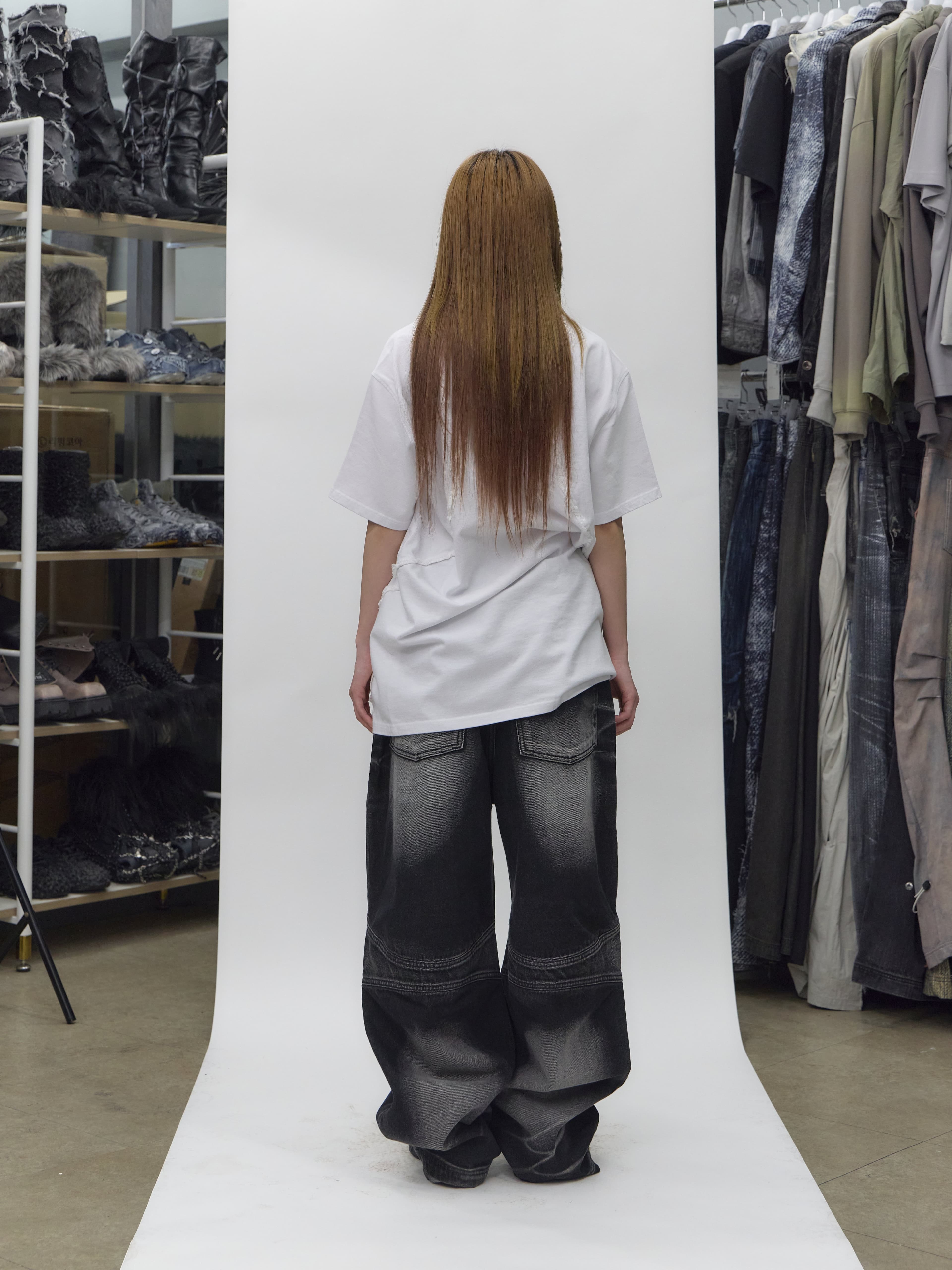 Embossed Wave Washing Wide Denim Pants Black — vue 3