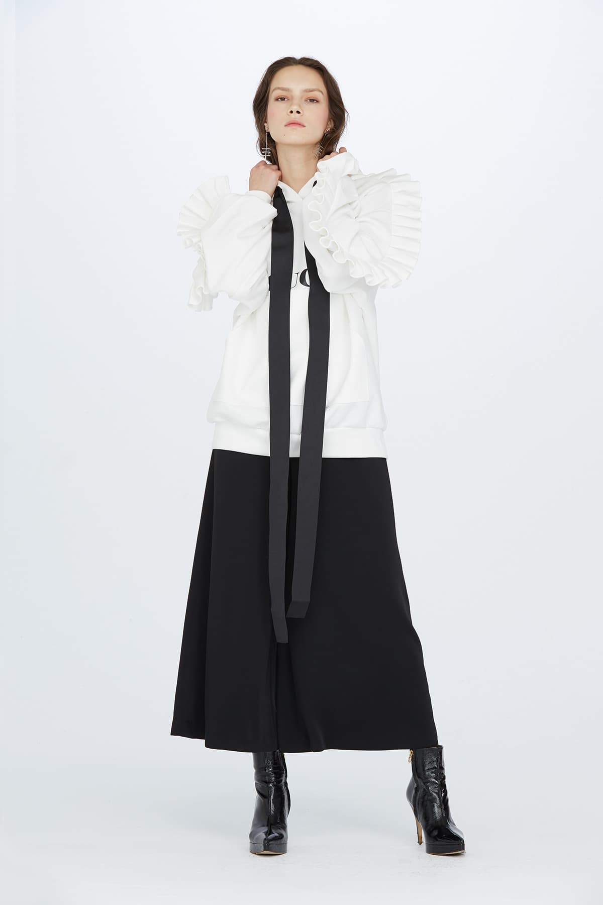Frill Logo Hood Sweatshirt (WHITE) — vue 5