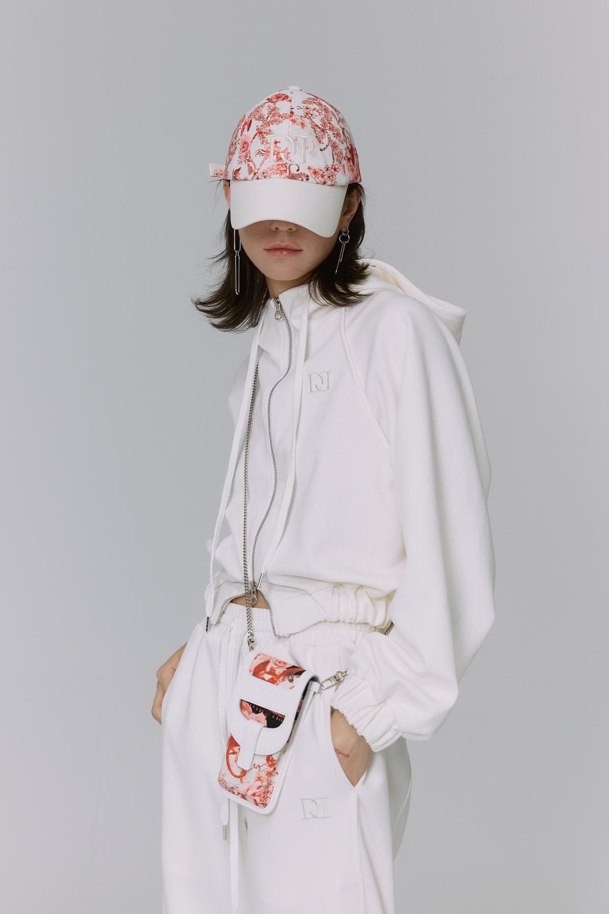 DOUCAN X Alice Martha: Flower Art Work Sunglass Bag (RD) — vue 4