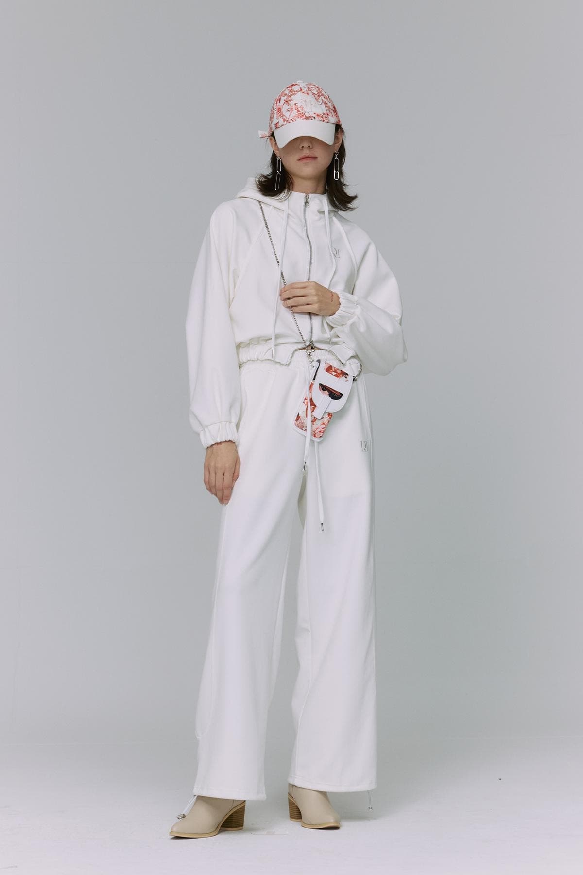 DOUCAN X Alice Martha: Flower Art Work Sunglass Bag (RD) — vue 5