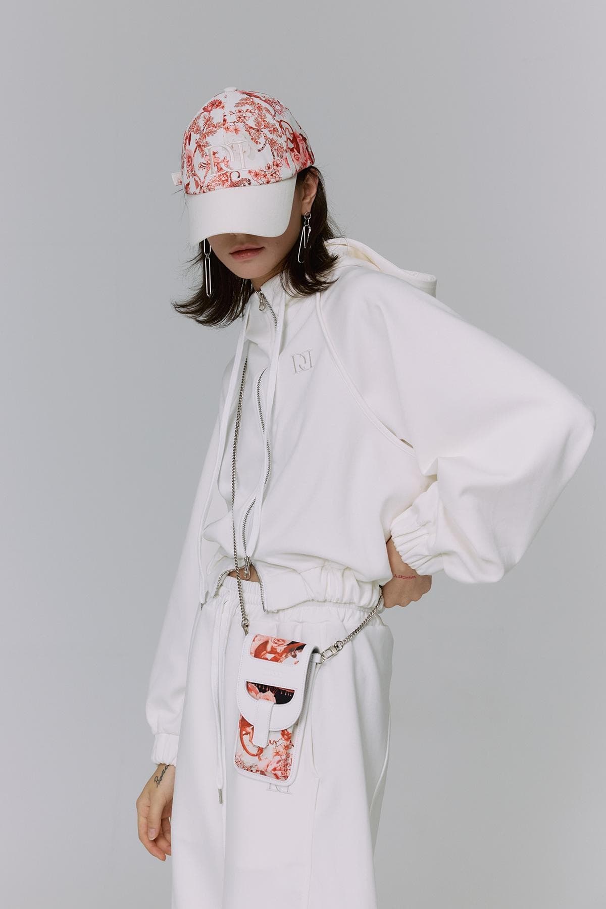 DOUCAN X Alice Martha: Flower Art Work Sunglass Bag (RD) — vue 9