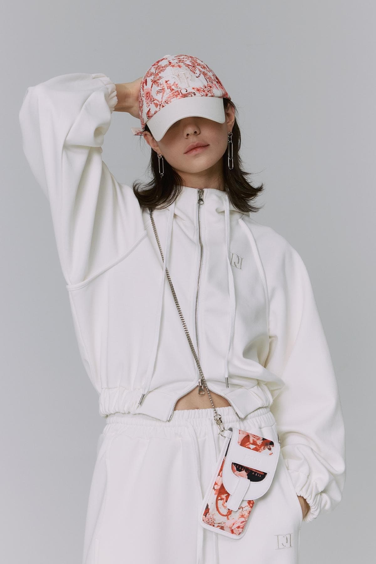 DOUCAN X Alice Martha: Flower Art Work Sunglass Bag (RD) — vue 10