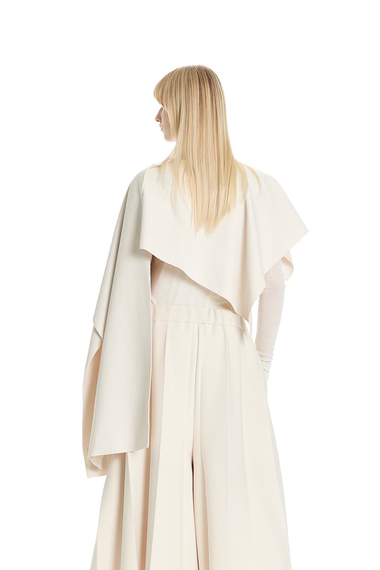 GDeL Less Line Asymmetric Cape (Cream) — vue 3