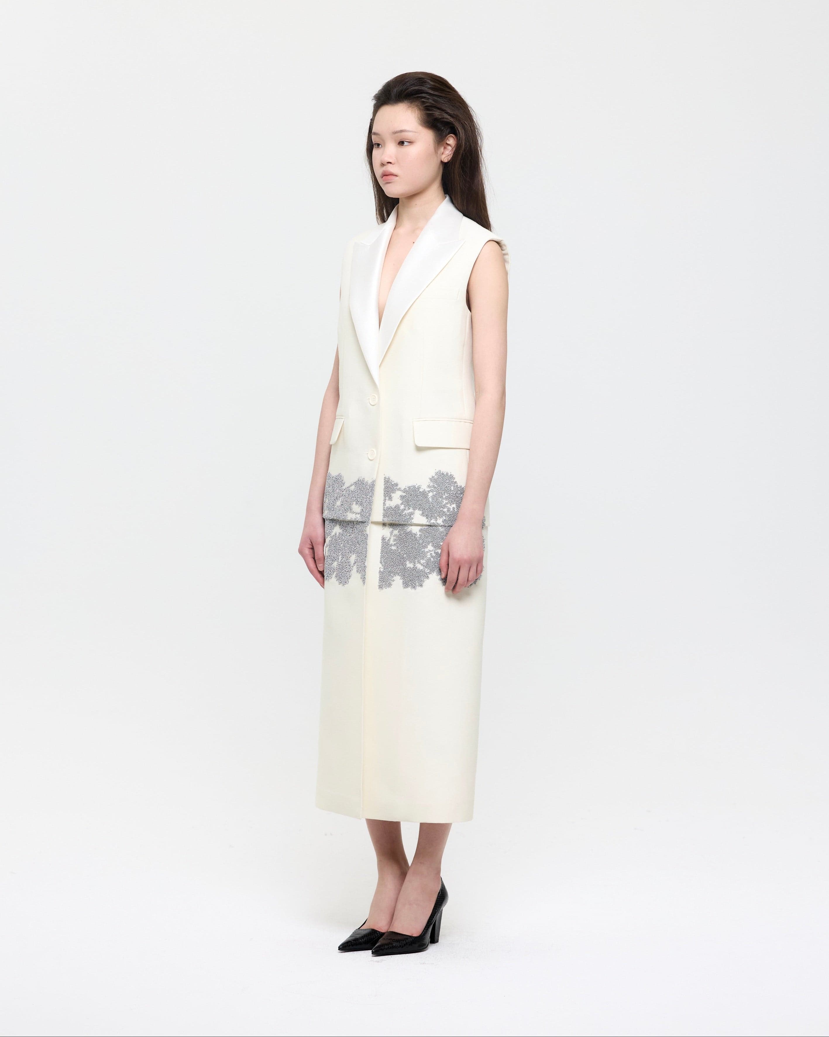 Daisy Embroidered Ivory Sleeveless Coat — vue 3