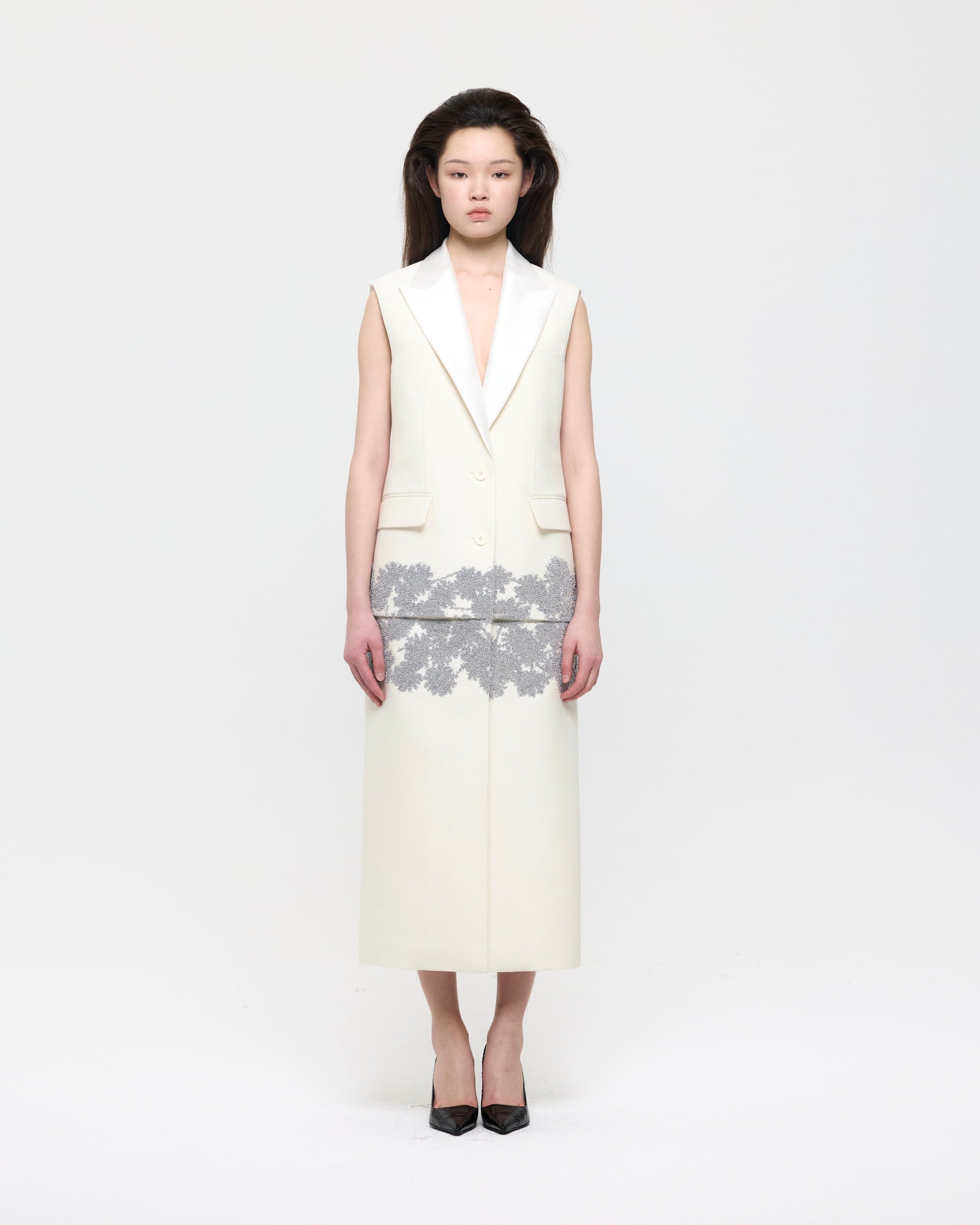Daisy Embroidered Ivory Sleeveless Coat — vue 1