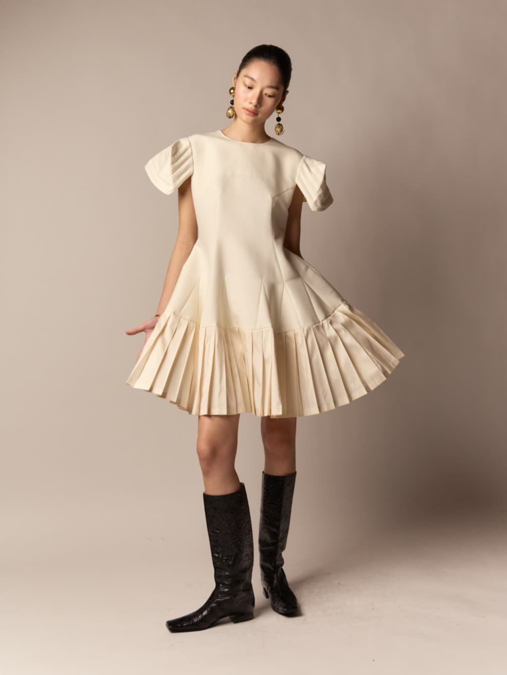SJ Pleated Mini Dress - Ivory, Black — vue 3