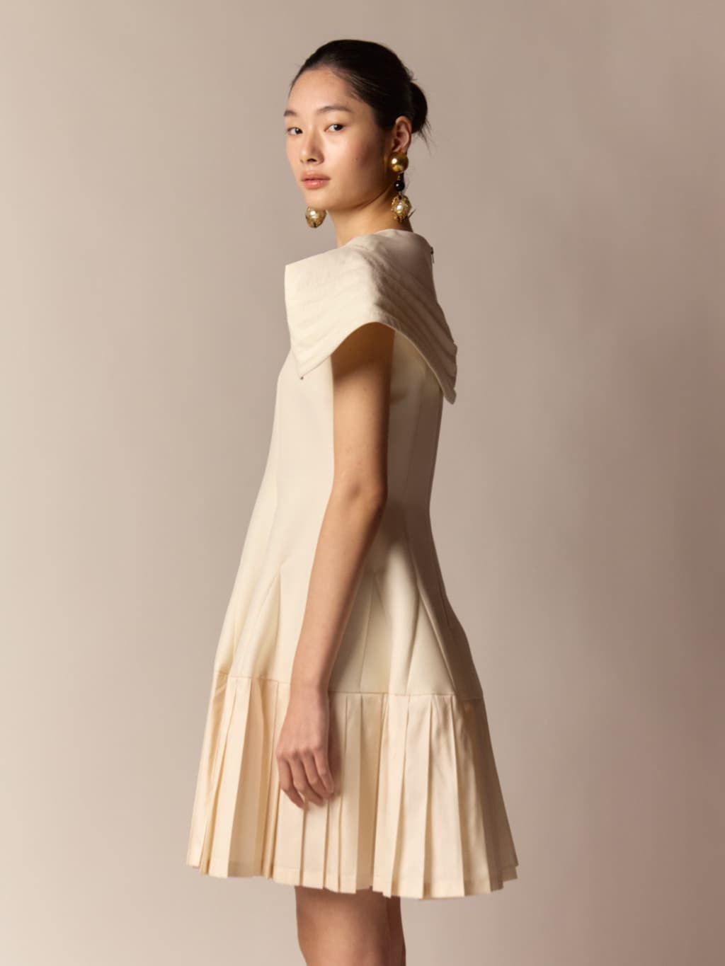 SJ Pleated Mini Dress - Ivory, Black — vue 5
