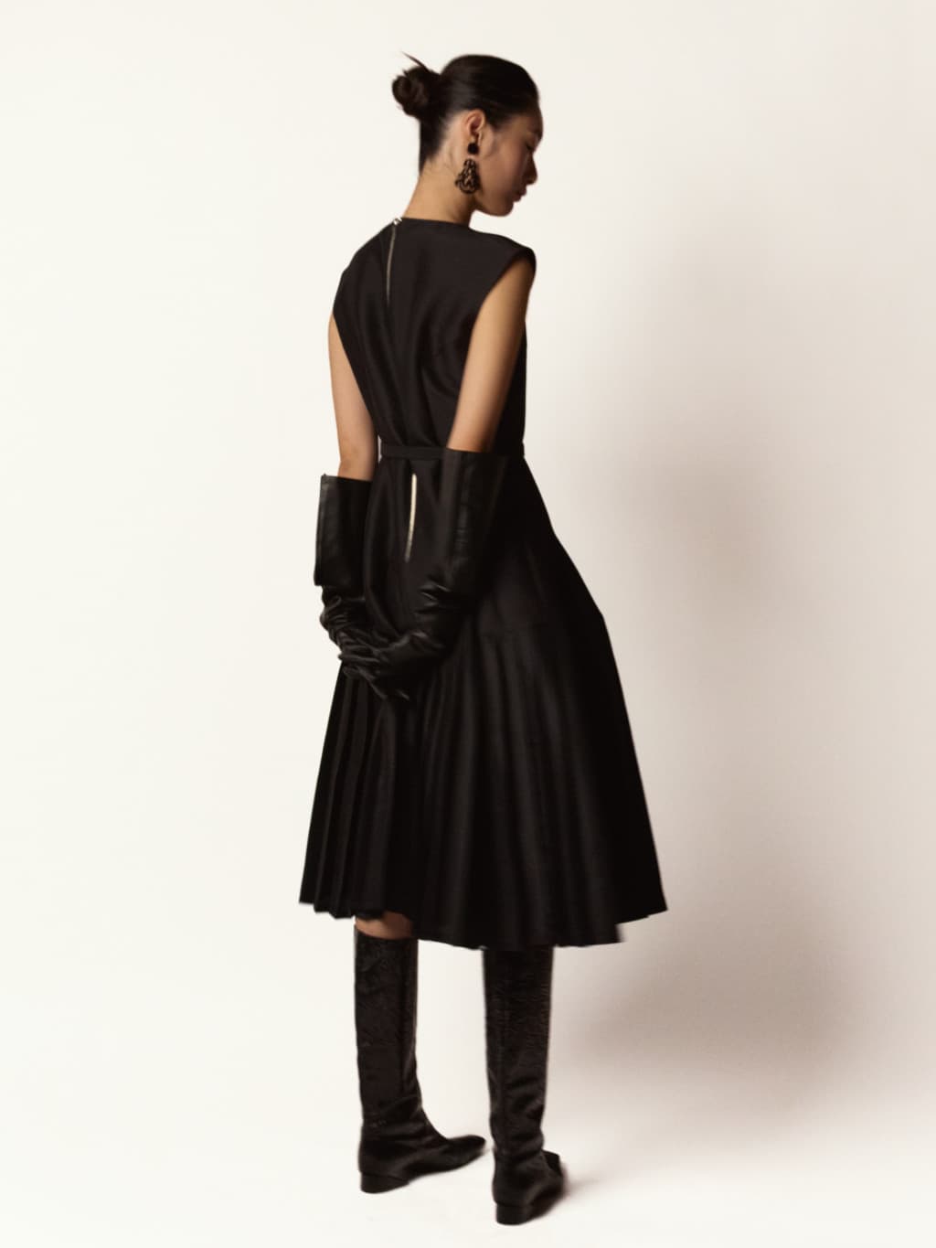 SJ Pleated Midi Dress - Ivory, Black — vue 3