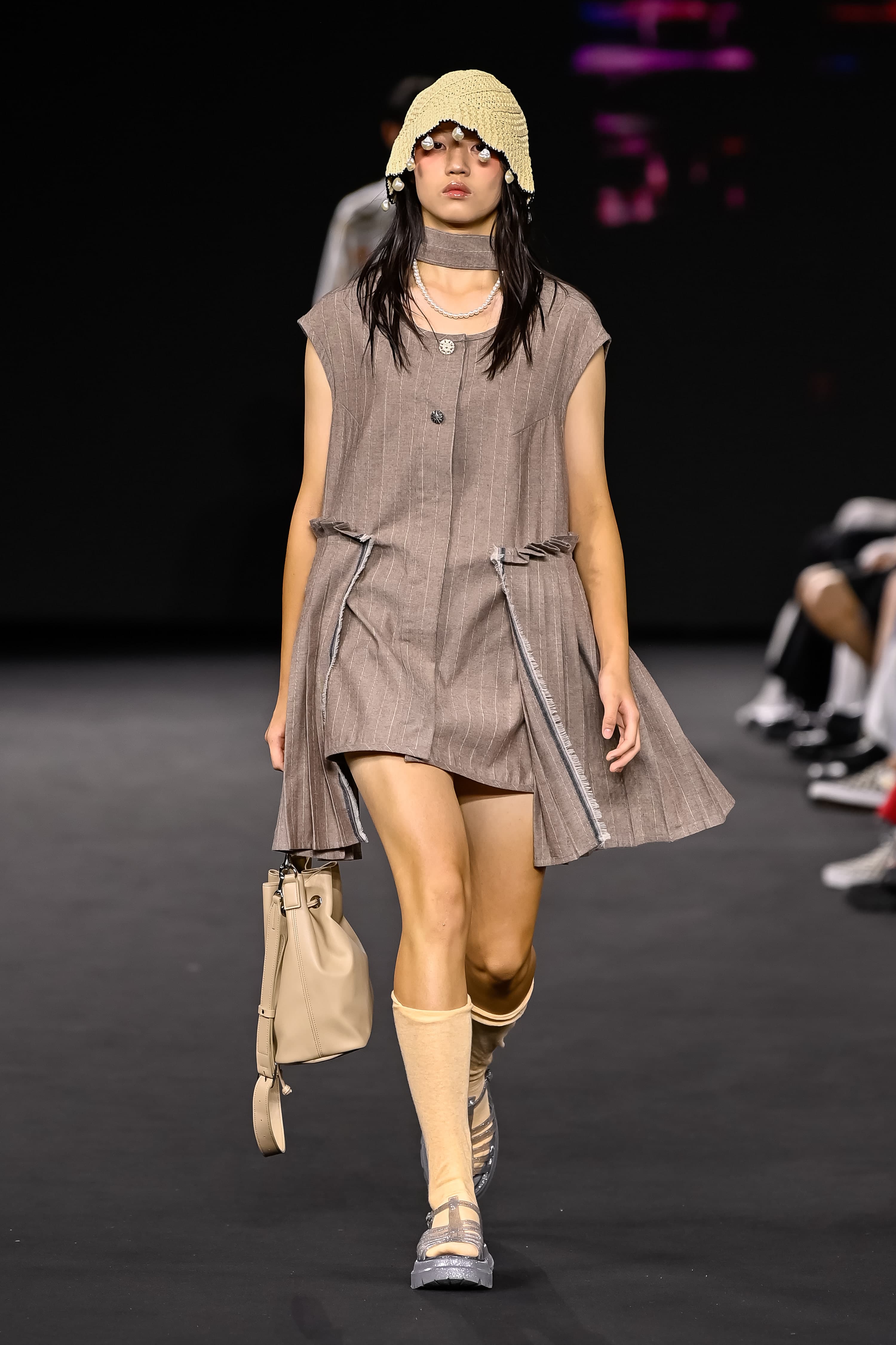 26SS Brown Striped Unbalanced Sleeveless One-Piece — vue 1