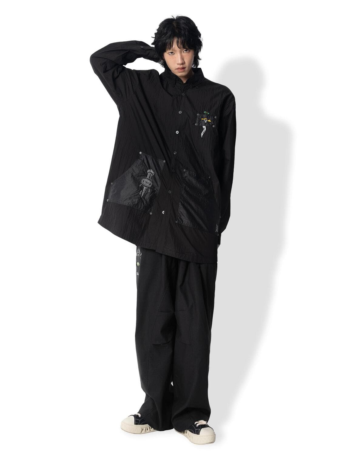 Pleated Signature Out-Pocket Shirt (Black) — vue 6