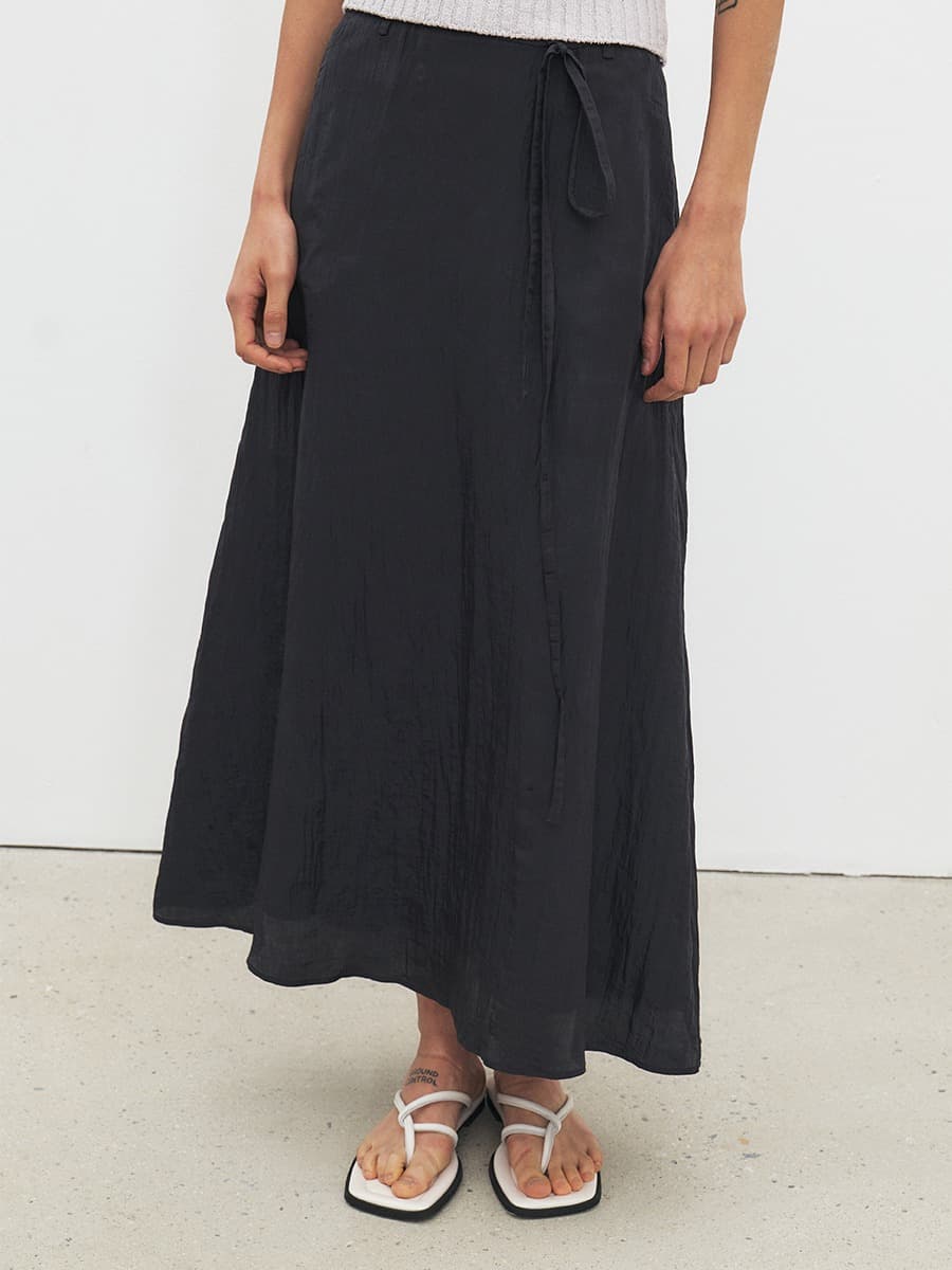 TFR CREASED SHEEN FLARE SKIRT_D-NAVY — vue 4