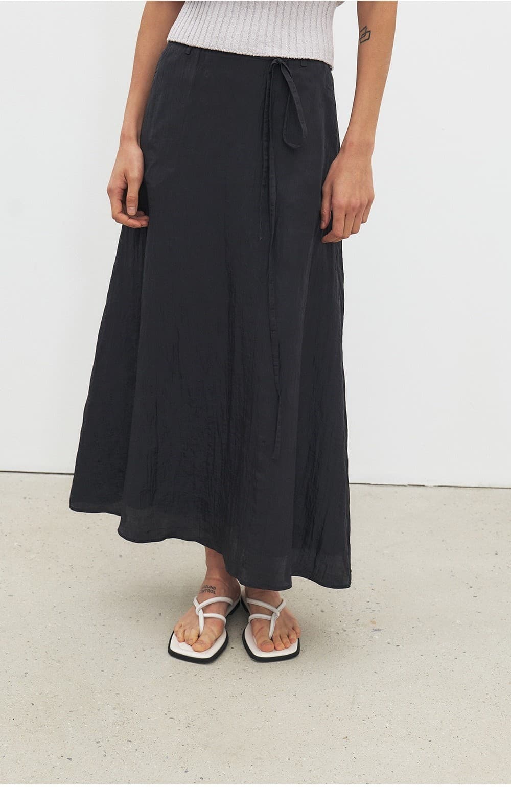 TFR CREASED SHEEN FLARE SKIRT_D-NAVY — vue 11