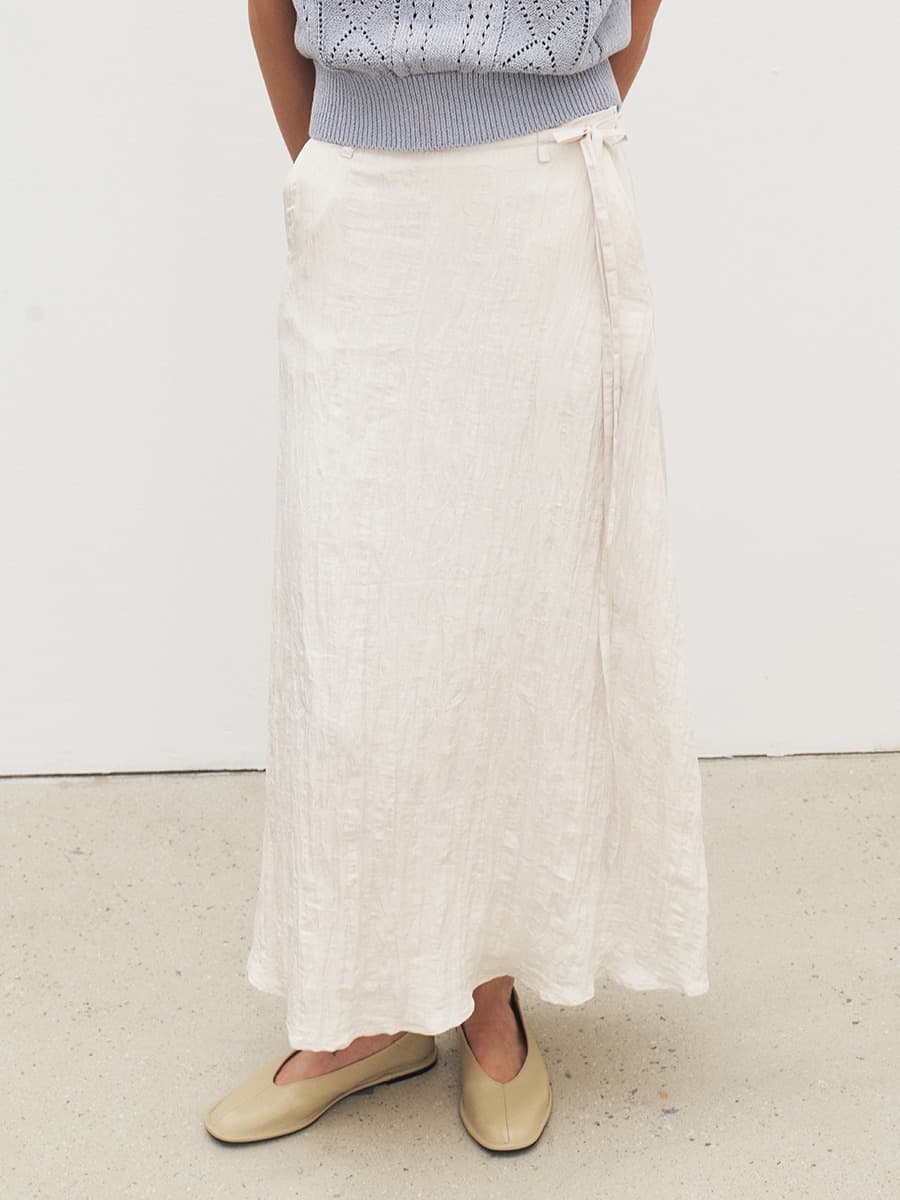 TFR CREASED SHEEN FLARE SKIRT_IVORY — vue 4