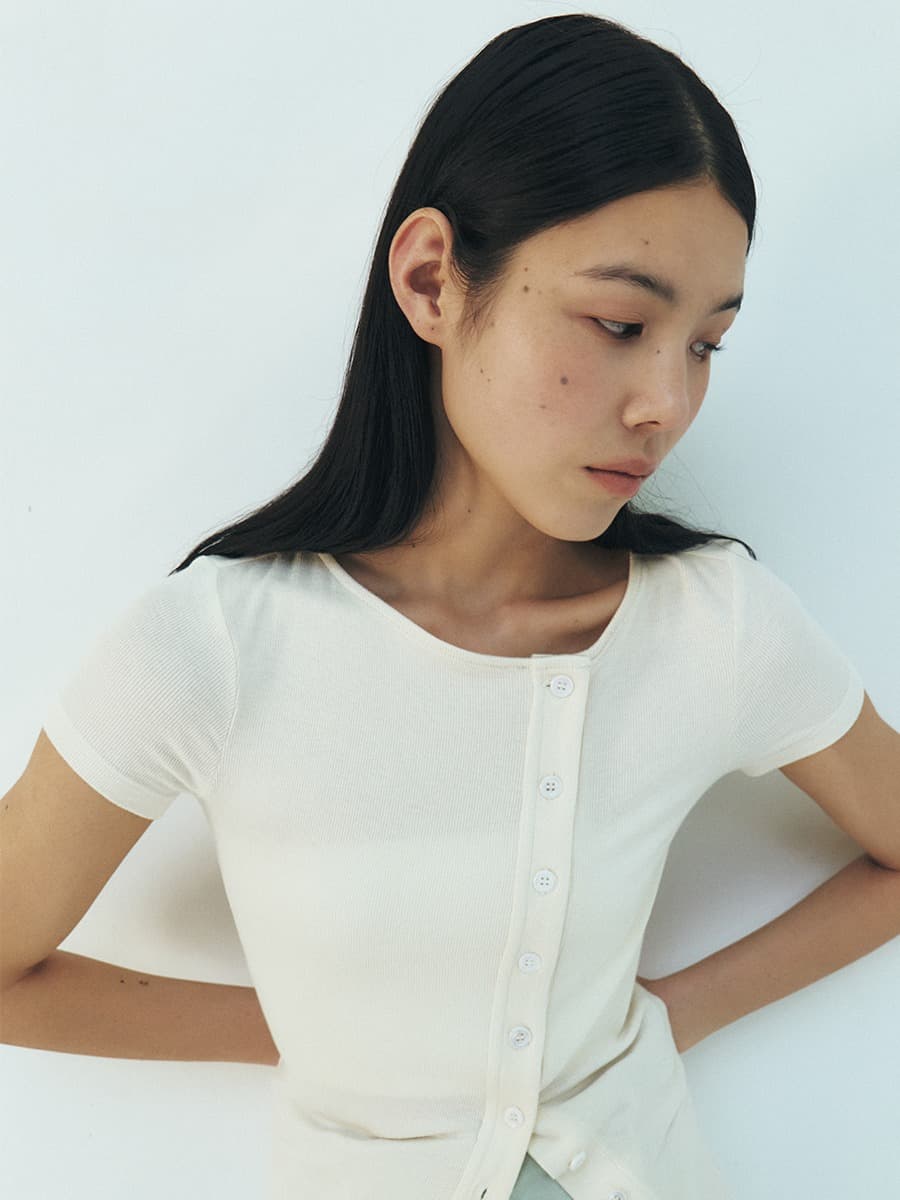 TFR BUTTON SLIM CARDIGAN TOP_CREAM — vue 3