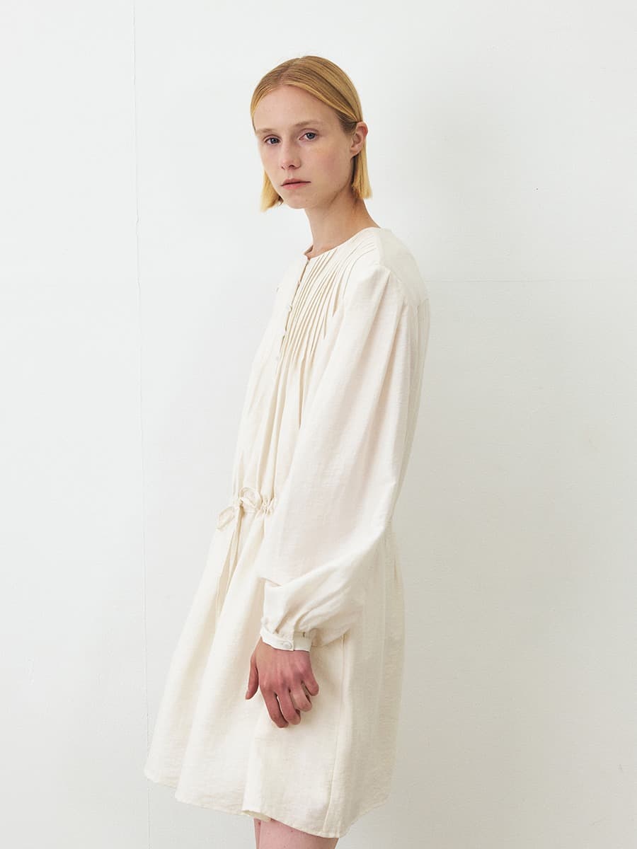 TFF ROUND NECK PINTUCK MIDI DRESS_IVORY — vue 2