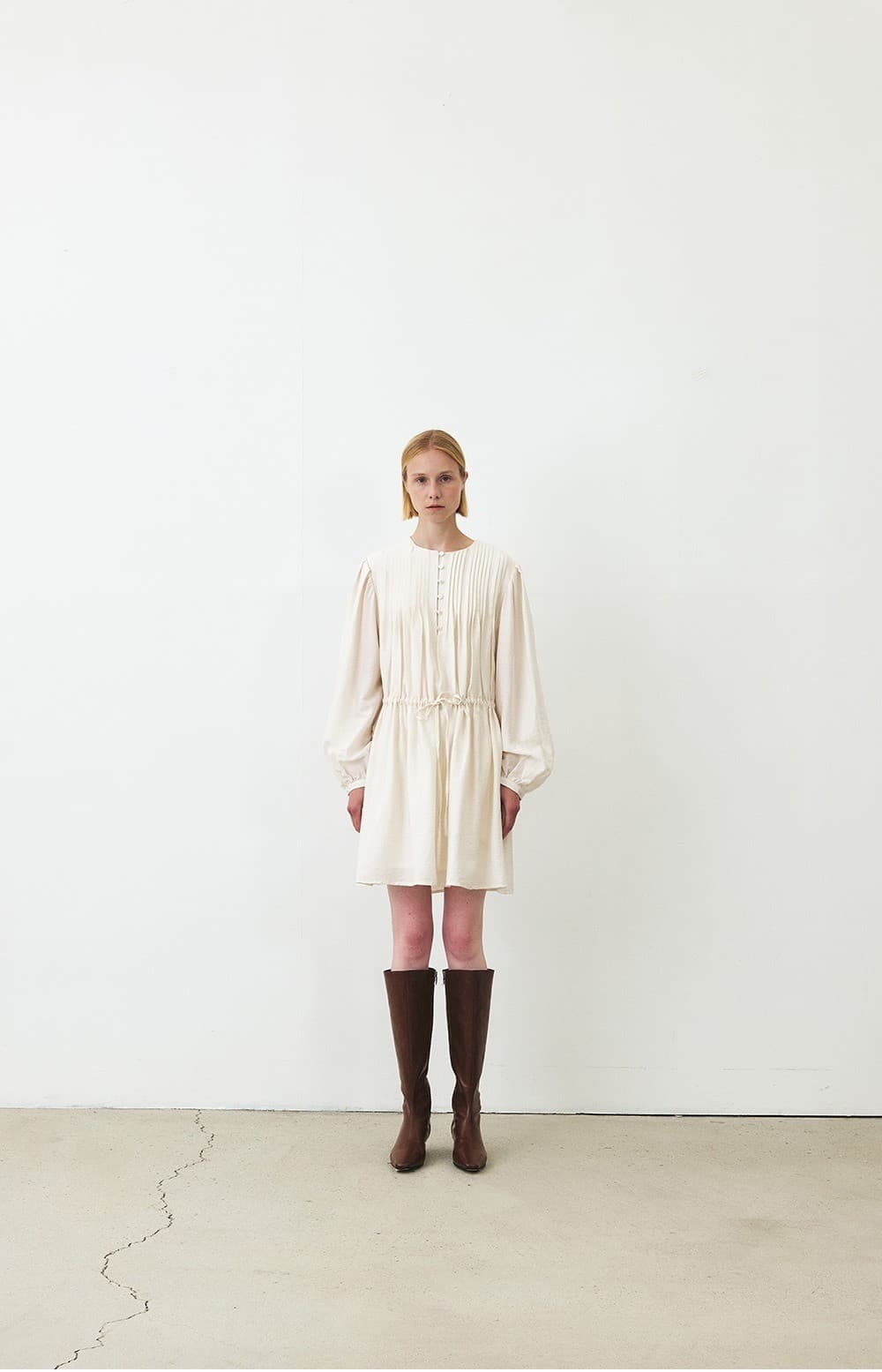 TFF ROUND NECK PINTUCK MIDI DRESS_IVORY — vue 5