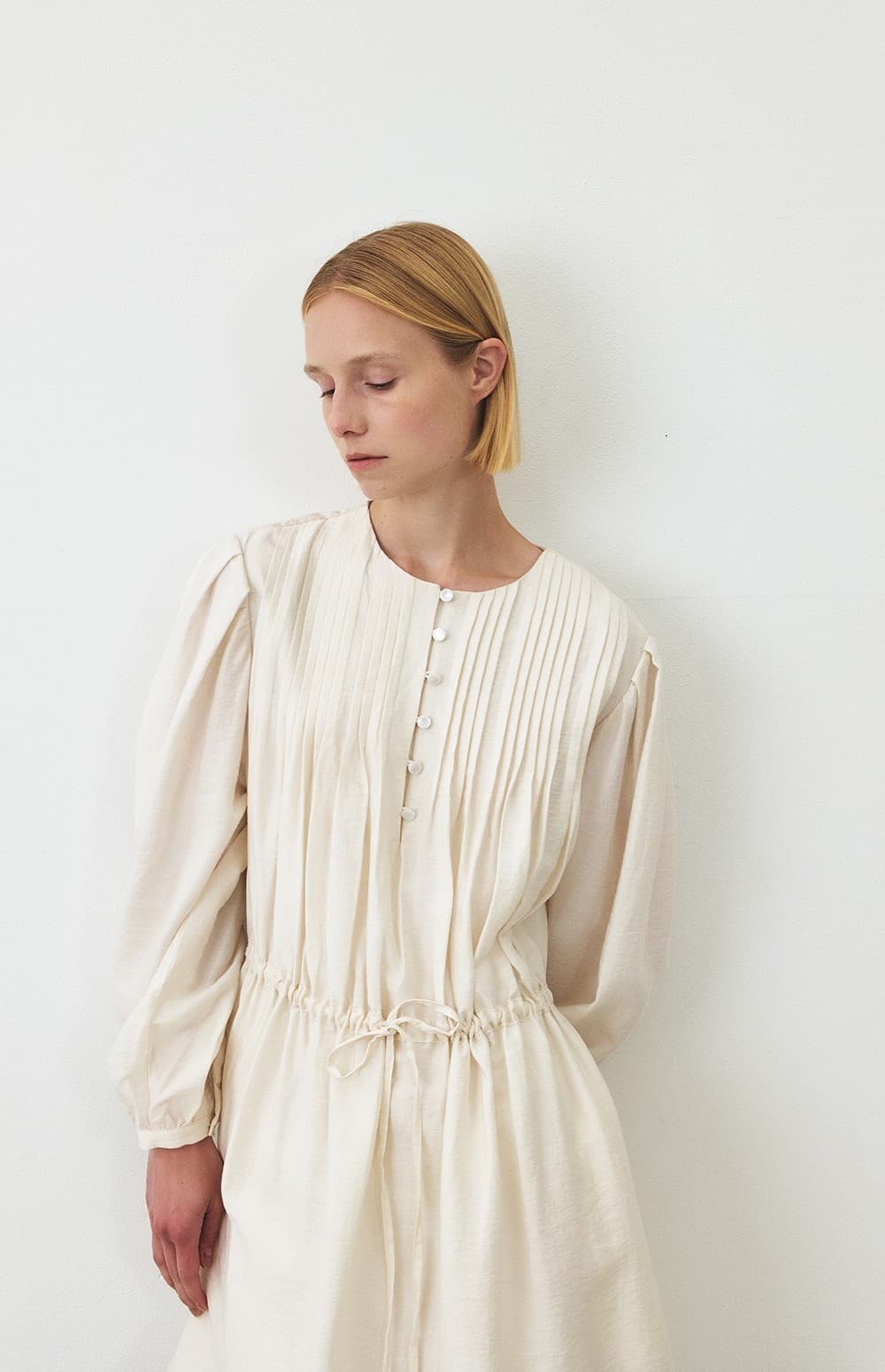 TFF ROUND NECK PINTUCK MIDI DRESS_IVORY — vue 8