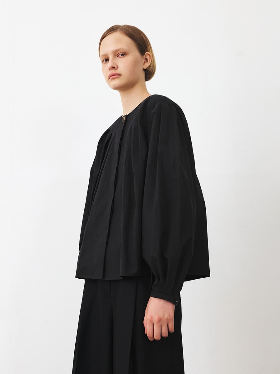 TFF ROUND NECK TUCK BLOUSE_BLACK — vue 2