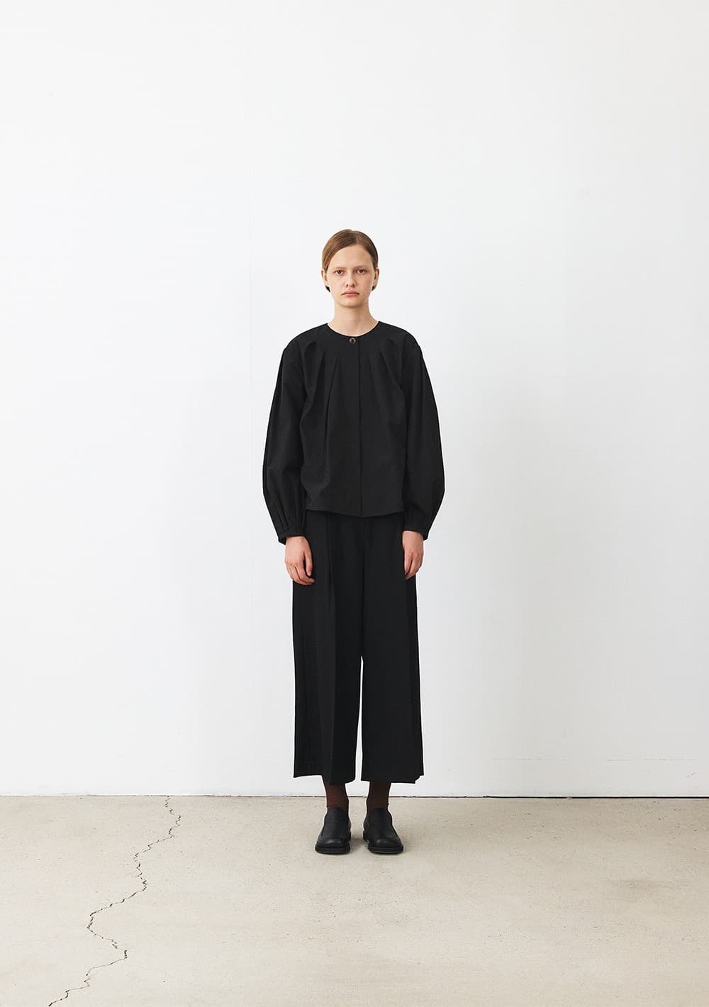 TFF ROUND NECK TUCK BLOUSE_BLACK — vue 6
