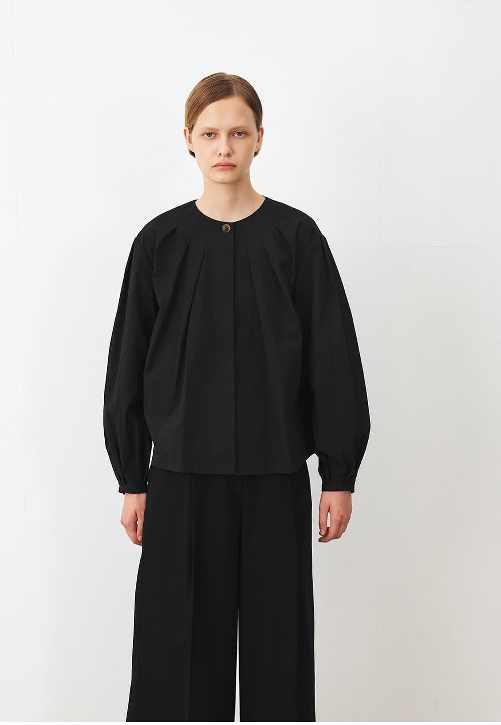 TFF ROUND NECK TUCK BLOUSE_BLACK — vue 7