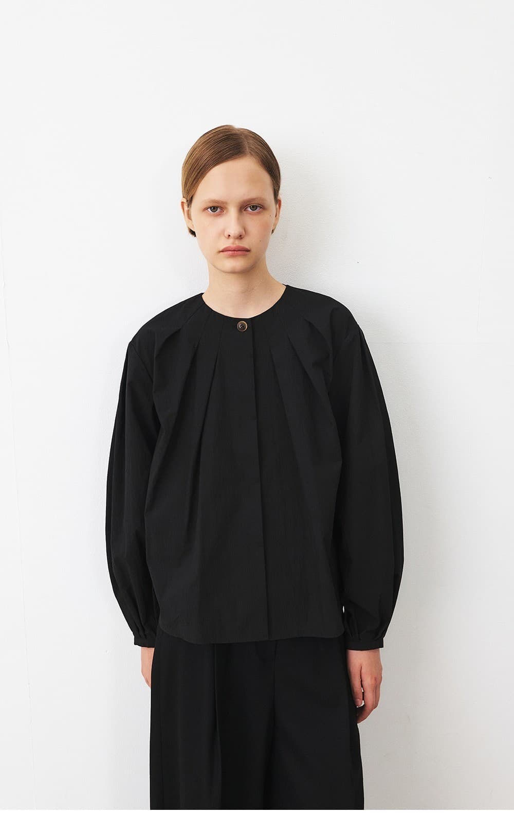 TFF ROUND NECK TUCK BLOUSE_BLACK — vue 8