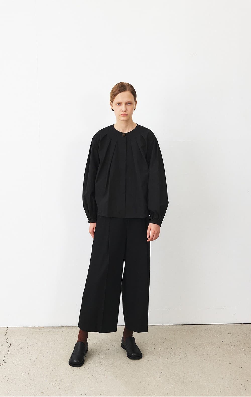 TFF ROUND NECK TUCK BLOUSE_BLACK — vue 11