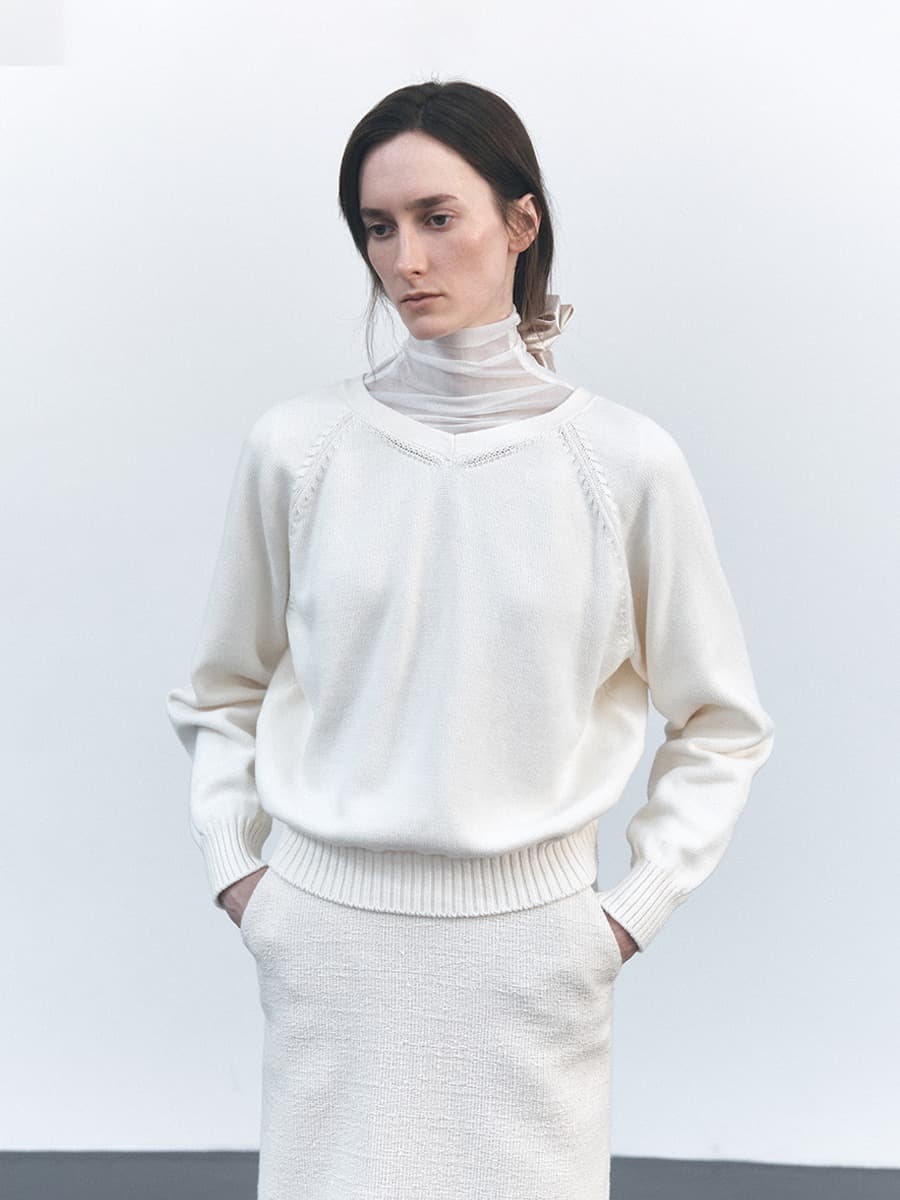 TVS TWISTED V-NECK KNIT TOP_IVORY — vue 2