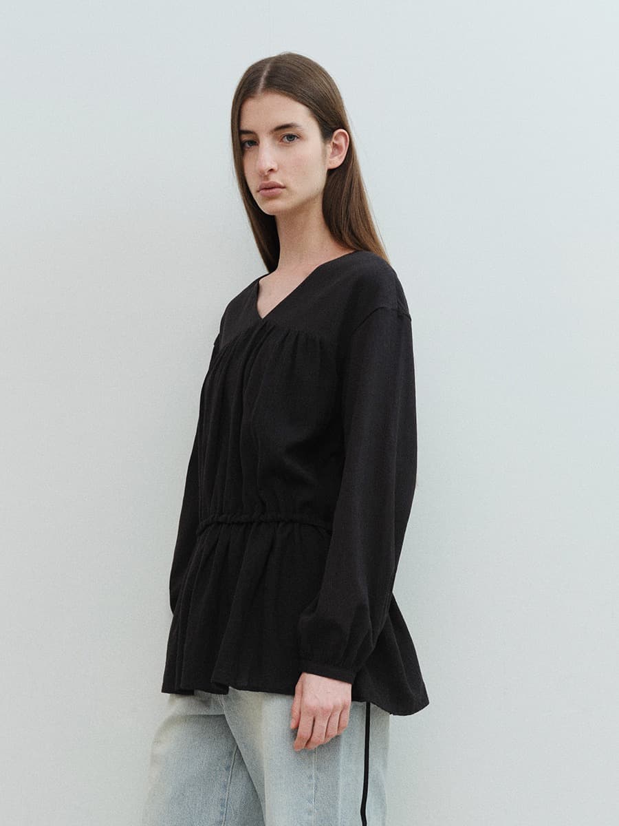 TVS SHIRRING V-NECK BLOUSE_BLACK — vue 3