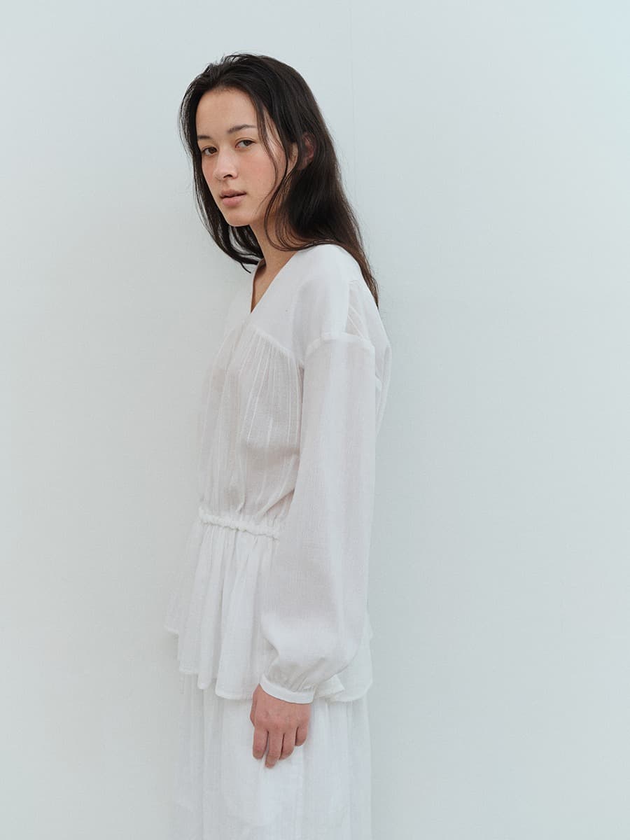 TVS SHIRRING V-NECK BLOUSE_WHITE — vue 3