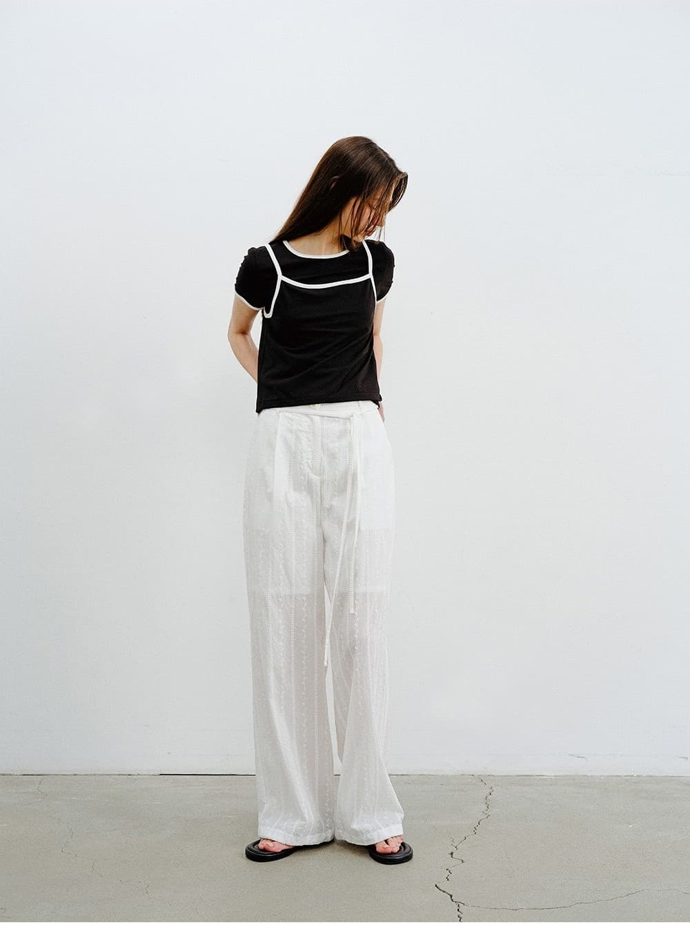 TVR EMBROIDERY ONE TUCK PANTS_WHITE — vue 6