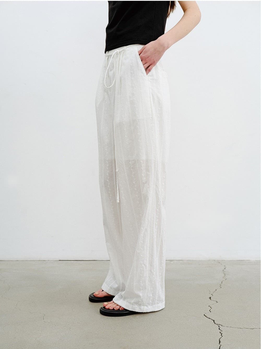 TVR EMBROIDERY ONE TUCK PANTS_WHITE — vue 10