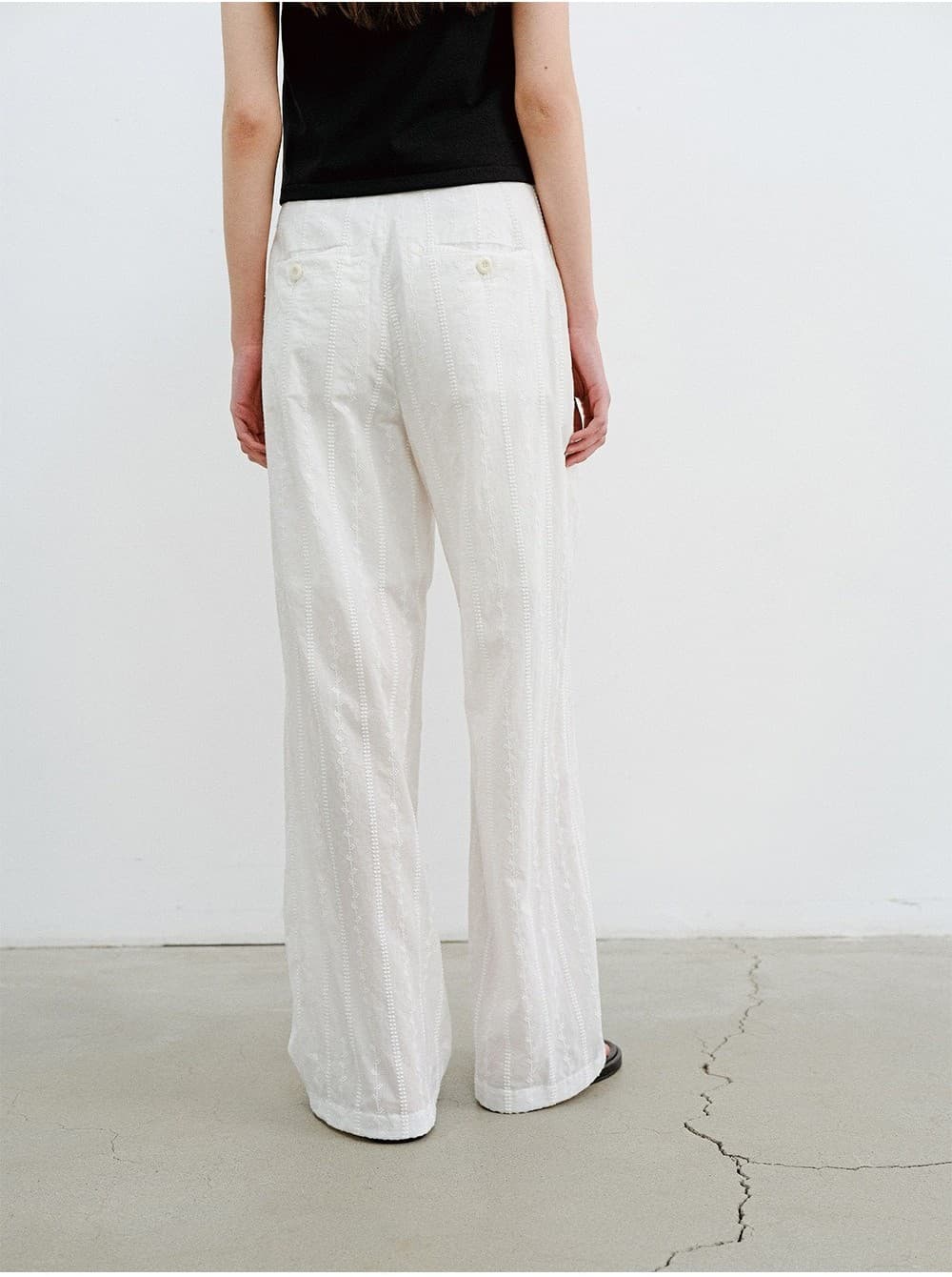 TVR EMBROIDERY ONE TUCK PANTS_WHITE — vue 11