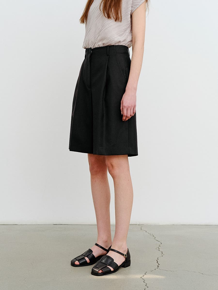 TVR WOOL ONE TUCK SHORTS PANTS_BLACK — vue 2