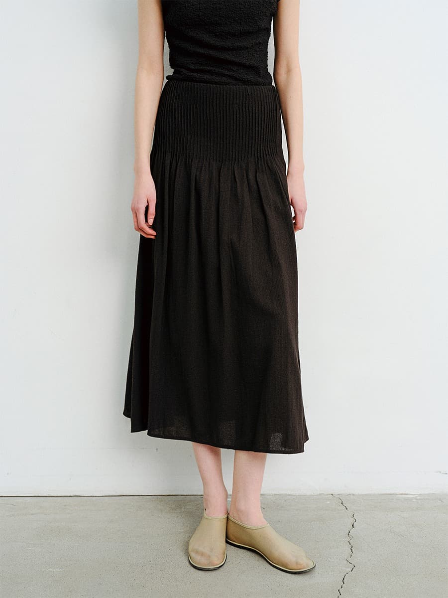 TVR PIN TUCK FLARE SKIRT_BLACK — vue 3