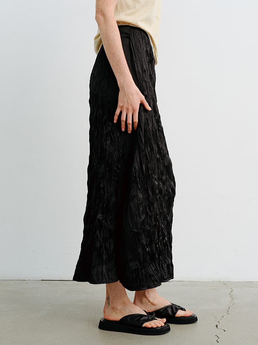 TVR CREASED SHEEN FLARE SKIRT_BLACK — vue 2