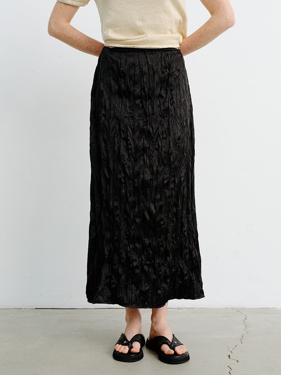 TVR CREASED SHEEN FLARE SKIRT_BLACK — vue 3