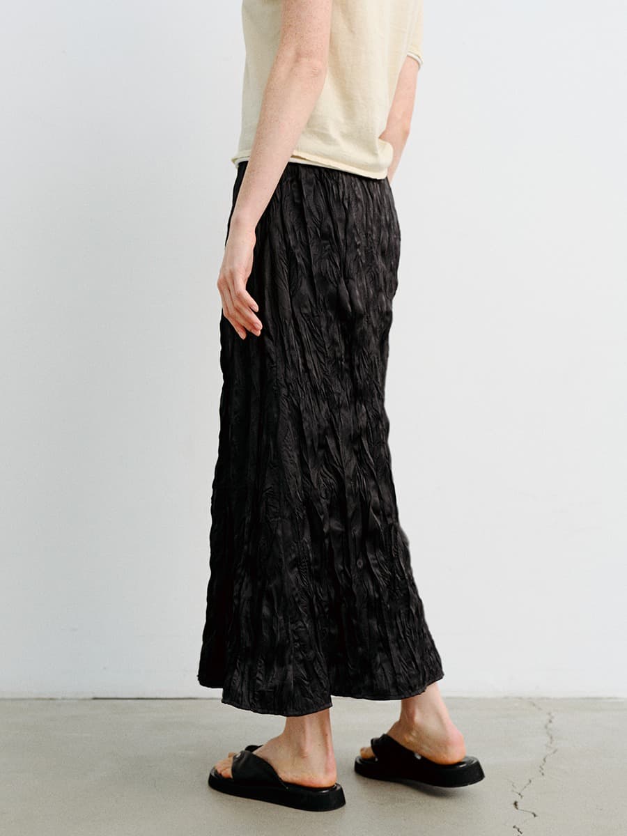 TVR CREASED SHEEN FLARE SKIRT_BLACK — vue 4