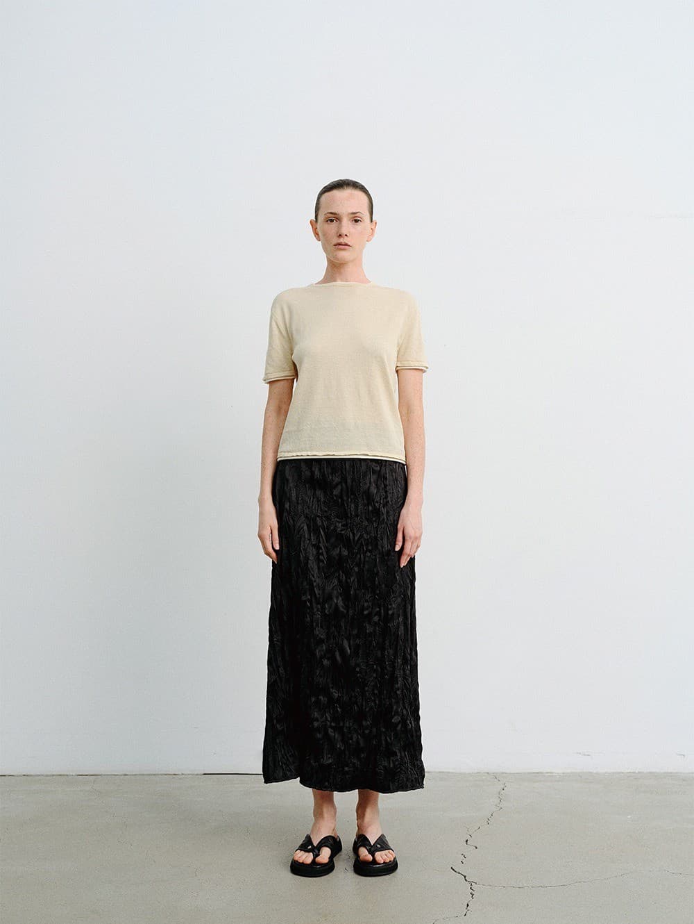 TVR CREASED SHEEN FLARE SKIRT_BLACK — vue 5