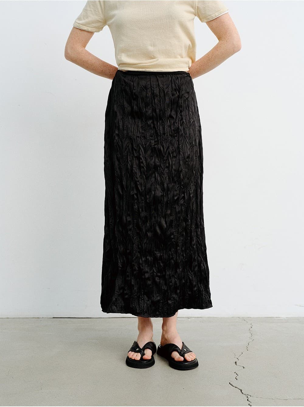 TVR CREASED SHEEN FLARE SKIRT_BLACK — vue 7