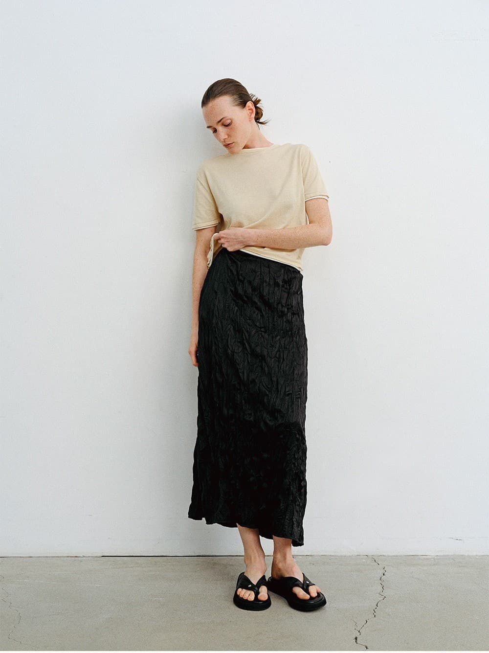 TVR CREASED SHEEN FLARE SKIRT_BLACK — vue 8