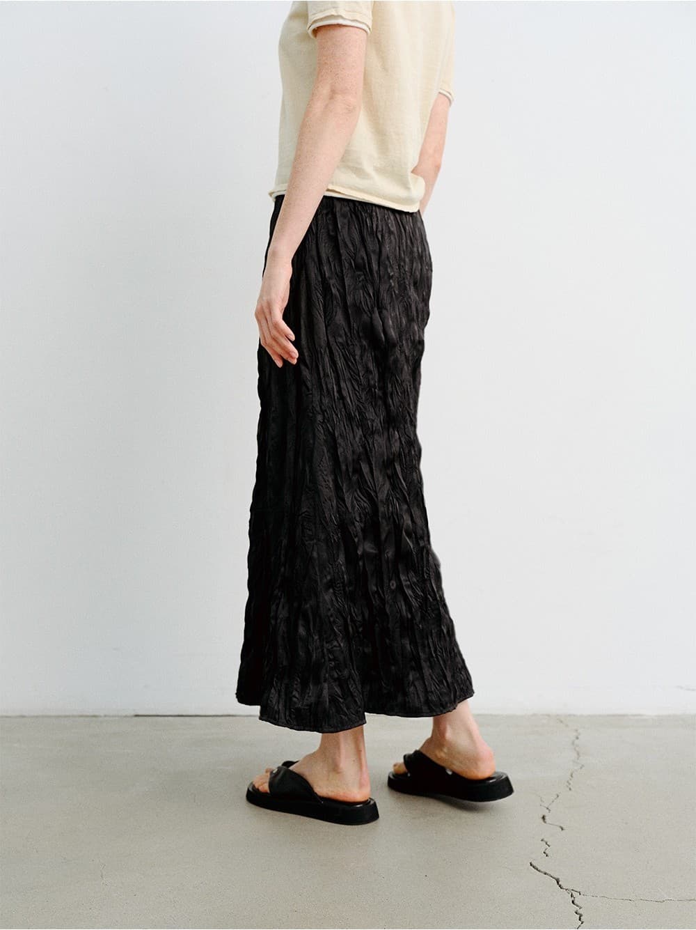 TVR CREASED SHEEN FLARE SKIRT_BLACK — vue 9