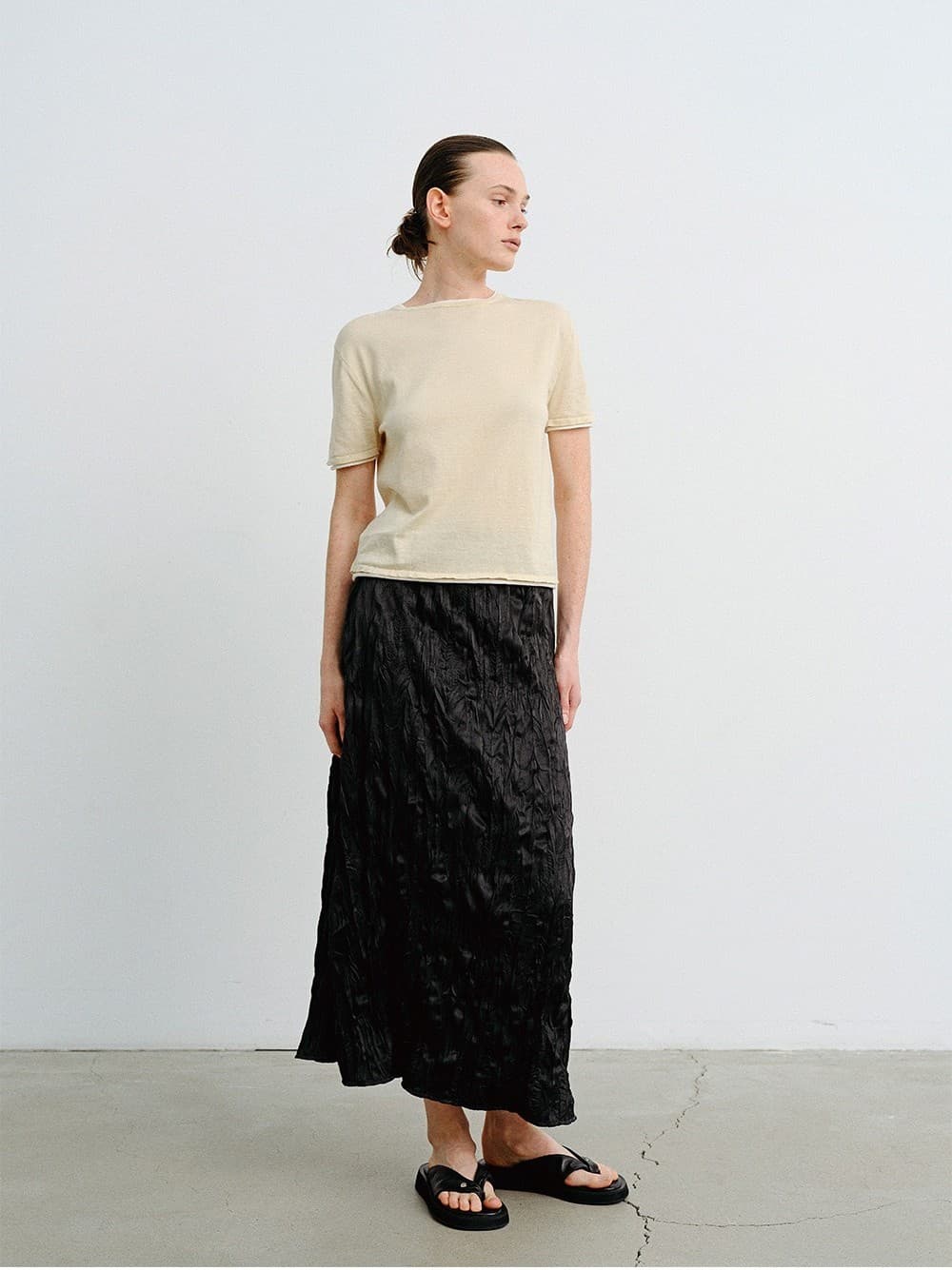 TVR CREASED SHEEN FLARE SKIRT_BLACK — vue 10