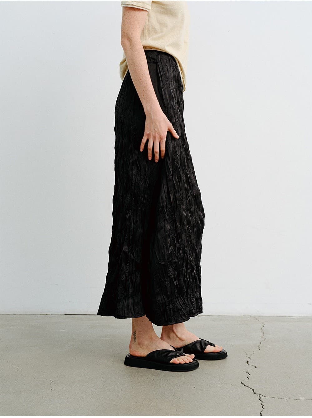 TVR CREASED SHEEN FLARE SKIRT_BLACK — vue 11