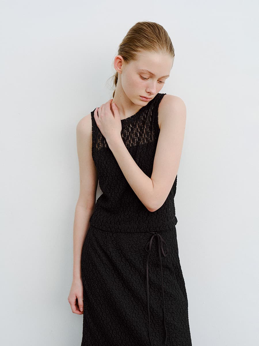 TVR LACE SLEEVELESS TOP_BLACK — vue 3