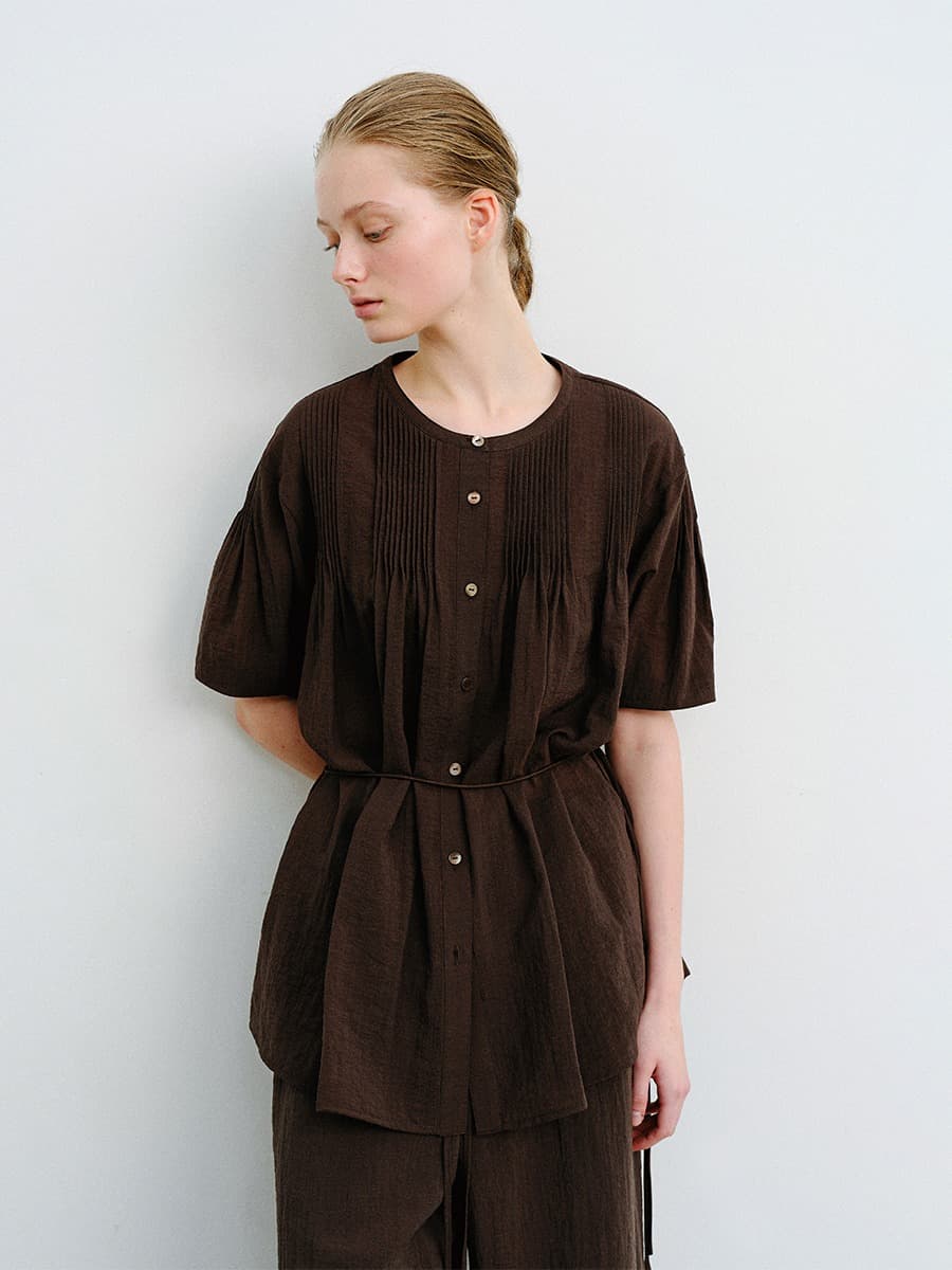 TVR PIN-TUCK LINEN BLOUSE_D-BROWN — vue 3