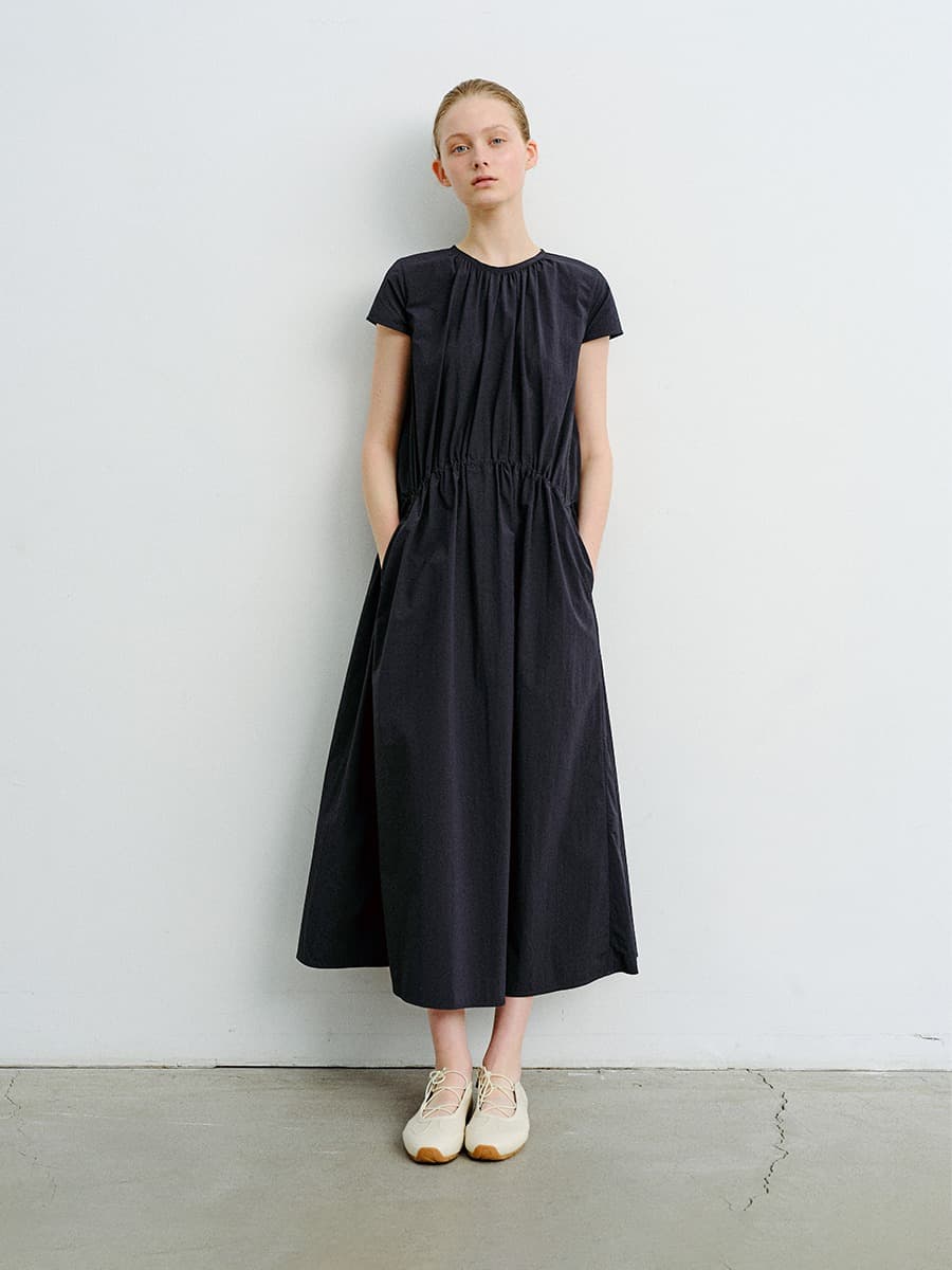 TVR ROUND NECK SHIRRING DRESS_D-NAVY — vue 2