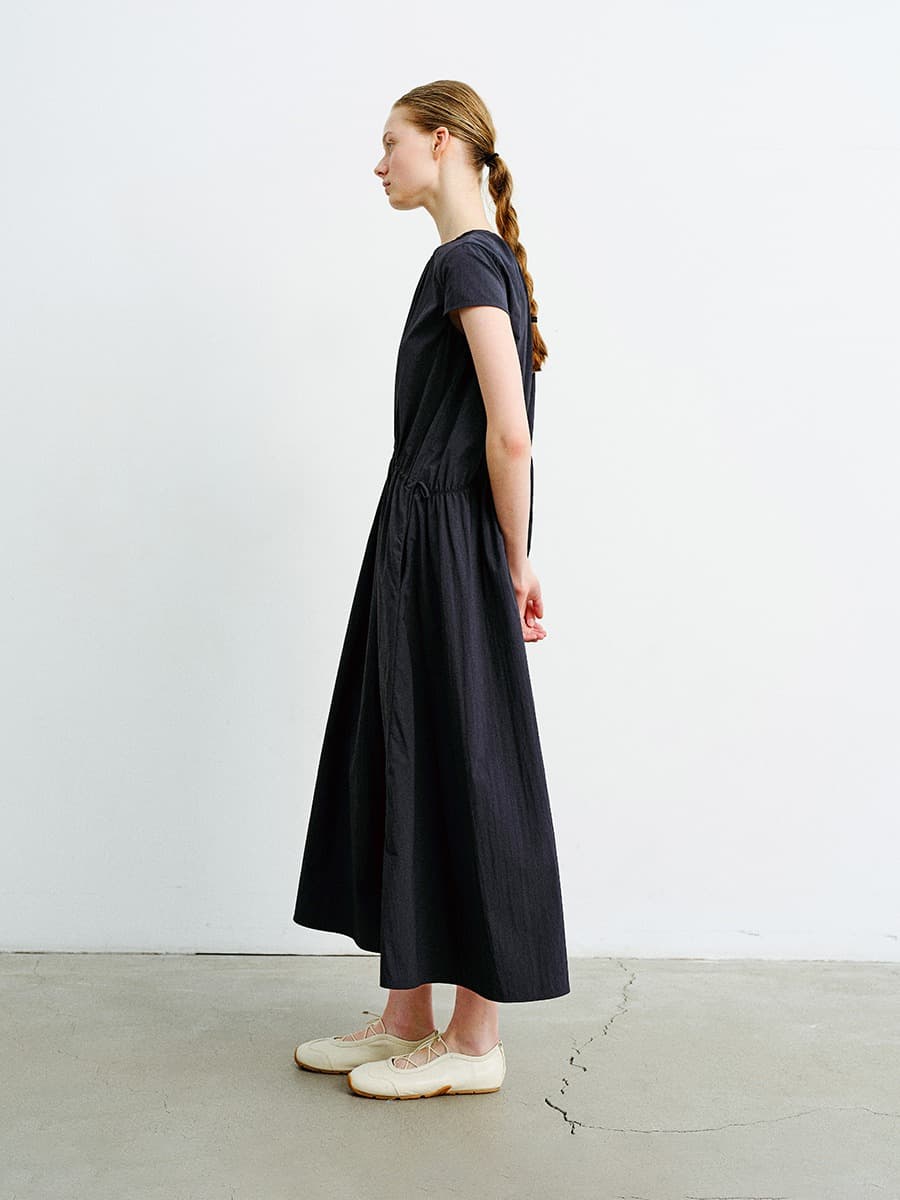 TVR ROUND NECK SHIRRING DRESS_D-NAVY — vue 3