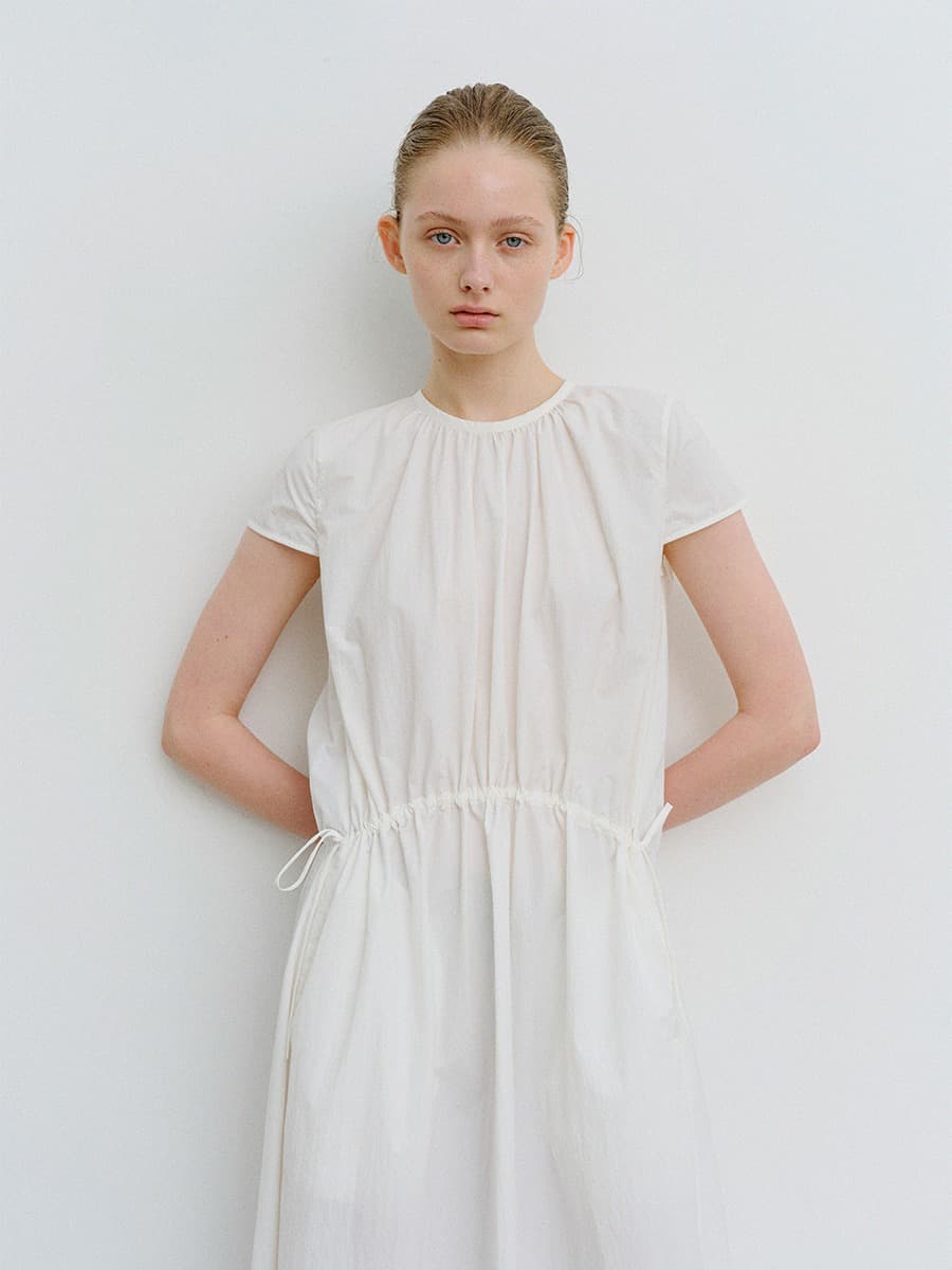 TVR ROUND NECK SHIRRING DRESS_WHITE — vue 2