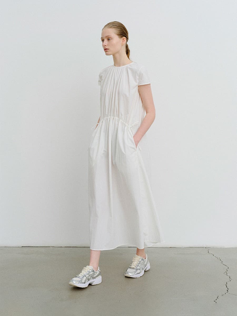 TVR ROUND NECK SHIRRING DRESS_WHITE — vue 3