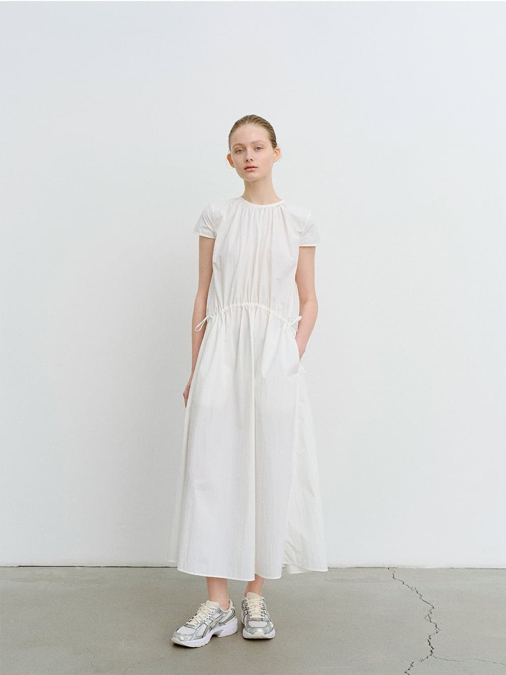 TVR ROUND NECK SHIRRING DRESS_WHITE — vue 6